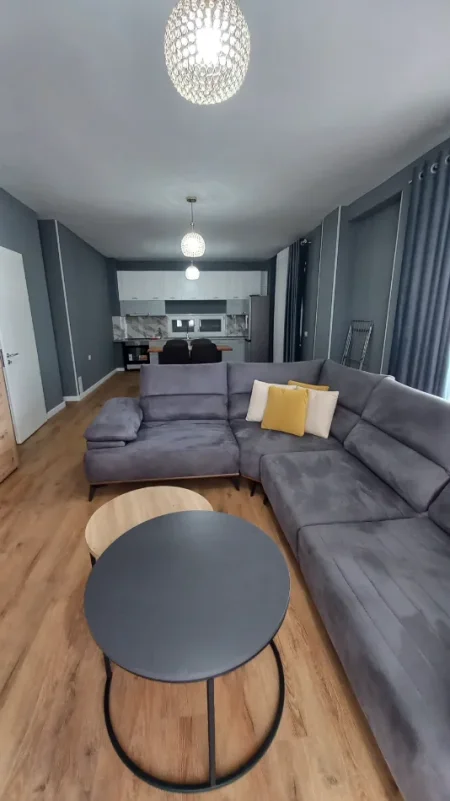 Tirane, jepet me qera apartament 2+1+Ballkon Kati 5, 130 m² 800 €