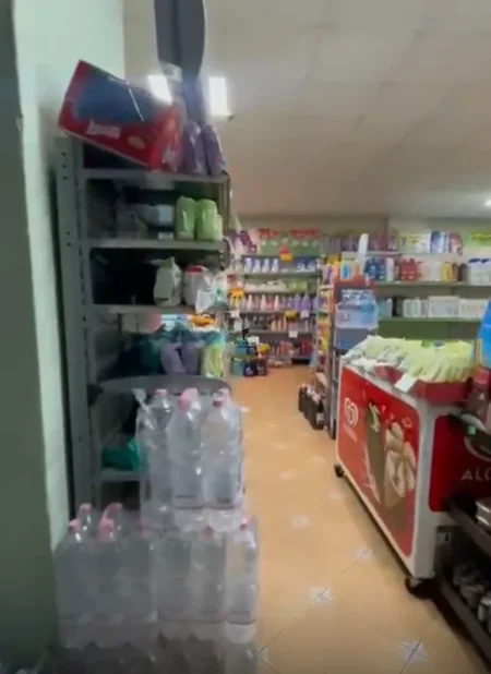 Tirane, jepet me qera dyqan Kati 0, 105 m² 700 € (YZBERISHT)