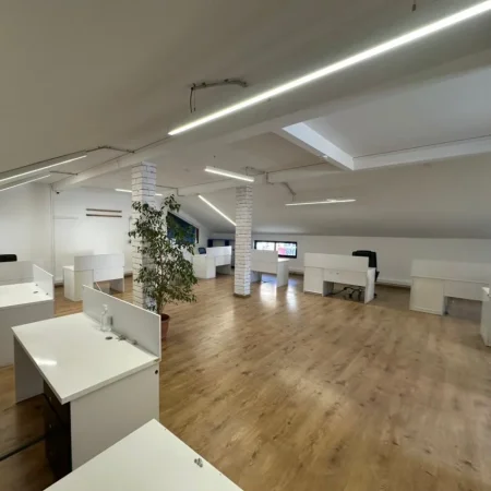 Tirane, jepet me qera zyre , 310 m² 2.500 € (Blloku)