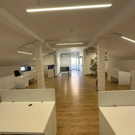 Tirane, jepet me qera zyre , 310 m² 2.500 € (Blloku)