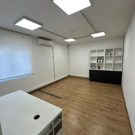Tirane, jepet me qera zyre , 310 m² 2.500 € (Blloku)