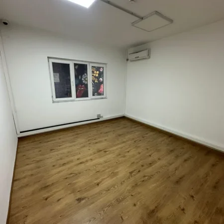 Tirane, jepet me qera zyre , 310 m² 2.500 € (Blloku)