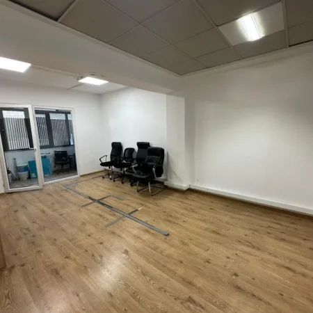 Tirane, jepet me qera zyre , 310 m² 2.500 € (Blloku)