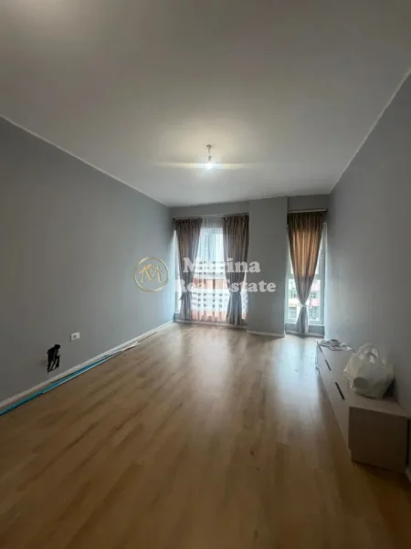 Tirane, jepet me qera apartament 1+1 Kati 4, 70 m² 550 € (Laprake)