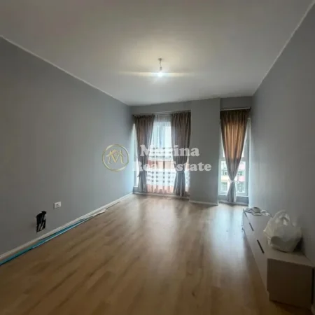 Tirane, jepet me qera apartament 1+1 Kati 4, 70 m² 550 € (Laprake)