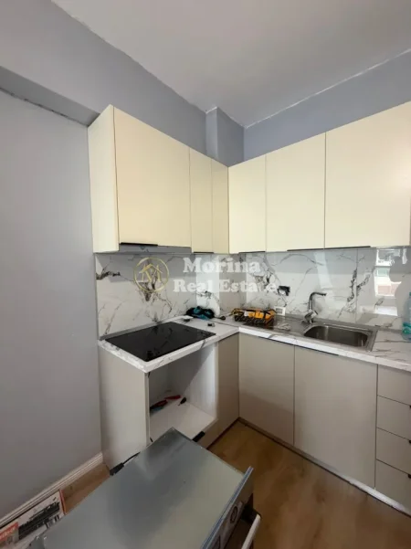 Tirane, jepet me qera apartament 1+1 Kati 4, 70 m² 550 € (Laprake)