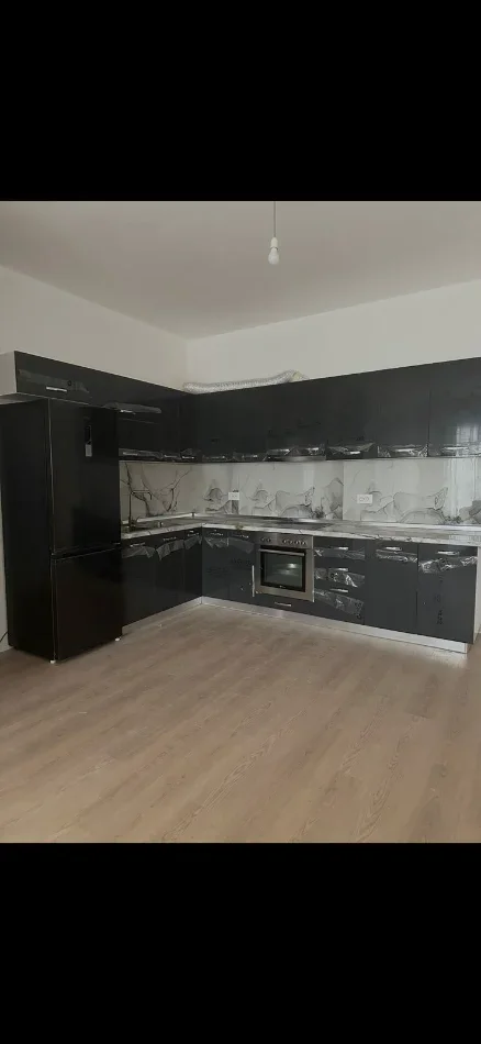 Tirane, jepet me qera apartament 2+1 Kati 4, 110 m² 500 € (Rruga 5 Maj)