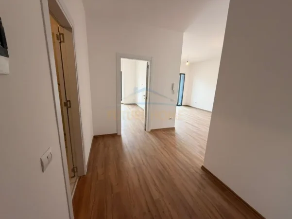 Tirane, jepet me qera apartament 1+1+Ballkon Kati 7, 70 m² 650 € (RRUGA E BARRIKADAVE)