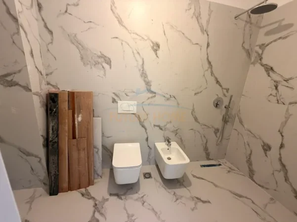 Tirane, jepet me qera apartament 1+1+Ballkon Kati 7, 70 m² 650 € (RRUGA E BARRIKADAVE)