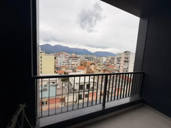 Tirane, jepet me qera apartament 1+1+Ballkon Kati 7, 70 m² 650 € (RRUGA E BARRIKADAVE)
