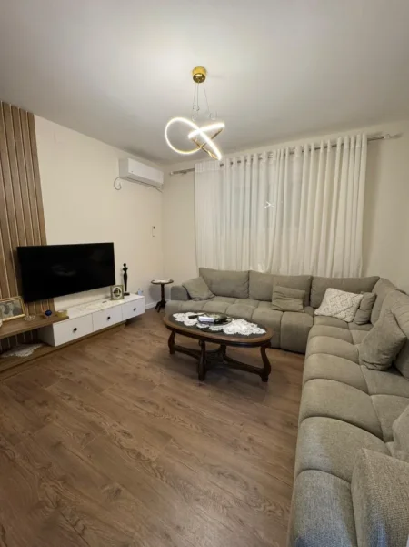 Tirane, jap me qera Vile 2 Katshe , 210 m² 1.100 € (Medreseja)