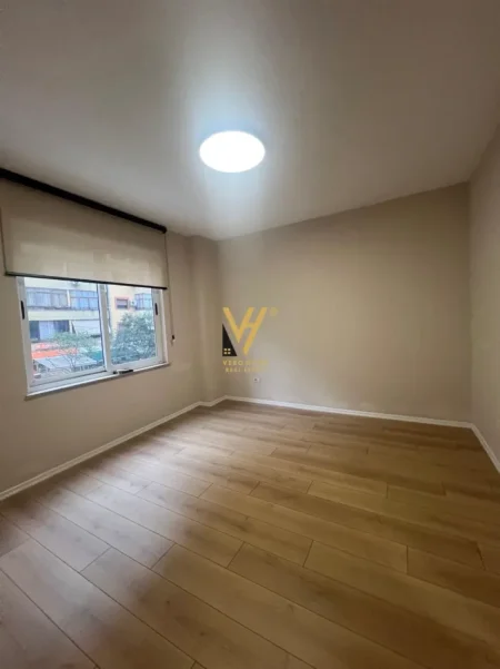 Tirane, jepet me qera zyre Kati 1, 90 m² 920 € (KOMUNA E PARISIT)