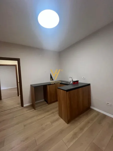 Tirane, jepet me qera zyre Kati 1, 90 m² 920 € (KOMUNA E PARISIT)