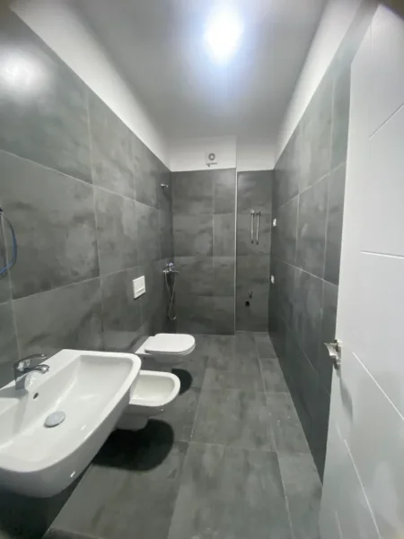 Tirane, jepet me qera apartament 1+1+Ballkon Kati 1, 65 m² 400 € 