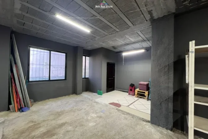 Tirane, jepet me qera magazine Kati 0, 110 m² 650 € (laprake)