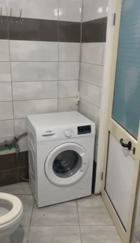 Tirane, jepet me qera apartament 1+1+Ballkon Kati 3, 65 m² 400 € 