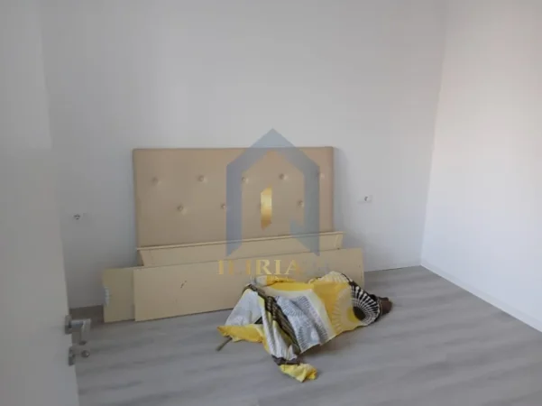 Tirane, jap me qera apartament 1+1+Ballkon Kati 4, 61 m² 500 € (Apartament 1+1+post parkimi per qira ne Laprake Kompleksi E-88)