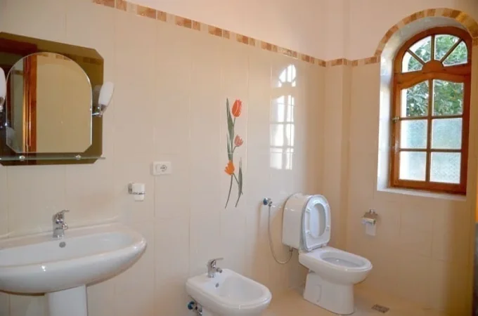 Tirane, jepet me qera Vile Kati 4, 450 m² 1.500 € (mihal grameno)