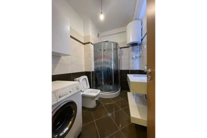 Tirane, jepet me qera apartament 1+1+Ballkon Kati 3, 62 m² 680 € (Rruga e Kavajes)