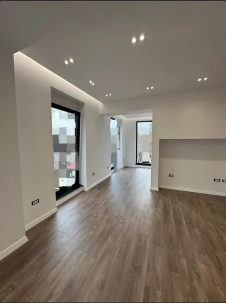 Tirane, jepet me qera zyre Kati 1, 76 m² 2.100 € (Qender)