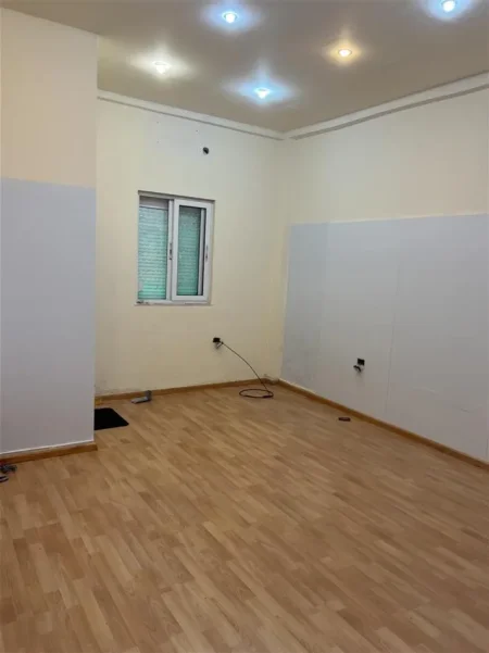 Tirane, jepet me qera zyre Kati 1, 76 m² 2.100 € (Qender)