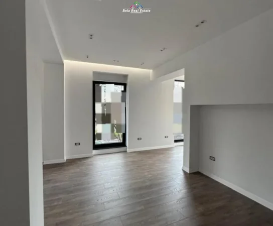 Tirane, jepet me qera zyre Kati 1, 76 m² 2.100 € (Qender)