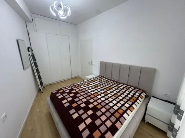 Tirane, jepet me qera apartament 1+1 Kati 5, 