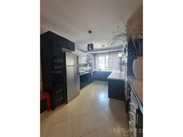 Tirane, jepet me qera apartament 2+1 Kati 5, 750 € 