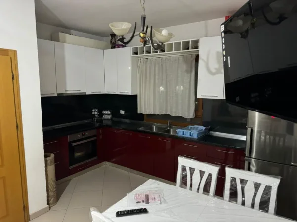 Tirane, jepet me qera apartament 2+1+Ballkon Kati 3, 90 m² 450 € 