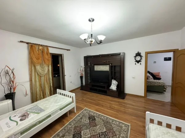 Tirane, jepet me qera apartament 2+1+Ballkon Kati 3, 90 m² 450 € 