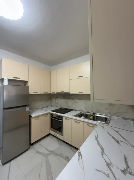 Tirane, jepet me qera apartament 2+1+Ballkon Kati 8, 103 m² 800 € (Ish Parku i Autobuzave)