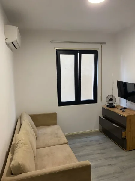 Tirane, jepet me qera apartament 1+1 Kati 1, 55 m² 380 €