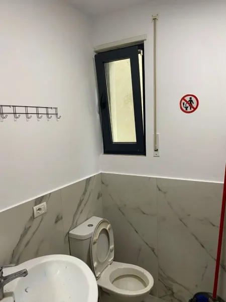 Tirane, jepet me qera apartament 1+1 Kati 1, 55 m² 380 €