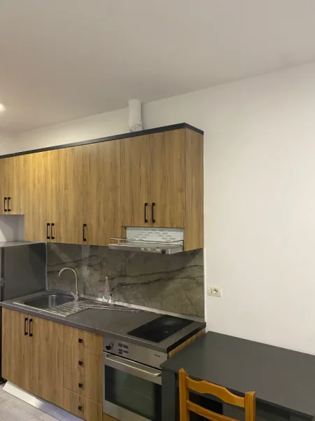 Tirane, jepet me qera apartament 1+1 Kati 1, 55 m² 380 €