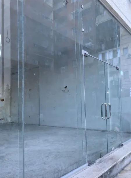Tirane, shitet dyqan Kati 0, 110 m² 140.000 € (YZBERISHT)