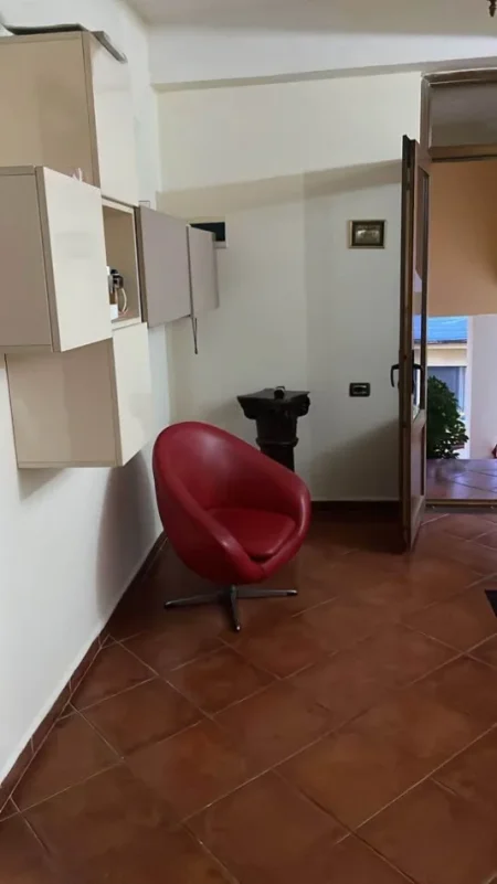 Tirane, jepet me qera apartament 2+1 Kati 3, 150 m² 600 € (Brryl tek Materniteti i Ri)