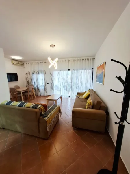 Tirane, jepet me qera apartament 2+1+Ballkon Kati 3, 115 m² 600 € (Rr. Him Kolli pas Kishes Katolike)