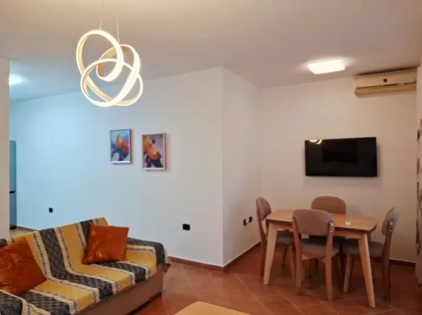 Tirane, jepet me qera apartament 2+1+Ballkon Kati 3, 115 m² 600 € (Rr. Him Kolli pas Kishes Katolike)
