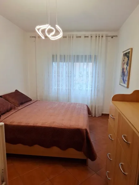 Tirane, jepet me qera apartament 2+1+Ballkon Kati 3, 115 m² 600 € (Rr. Him Kolli pas Kishes Katolike)