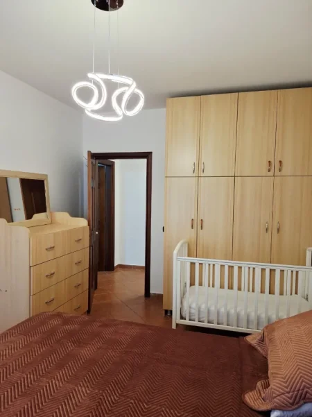 Tirane, jepet me qera apartament 2+1+Ballkon Kati 3, 115 m² 600 € (Rr. Him Kolli pas Kishes Katolike)