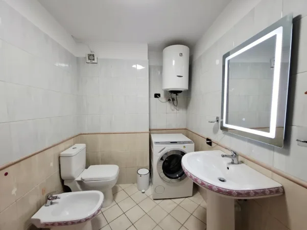 Tirane, jepet me qera apartament 2+1+Ballkon Kati 3, 115 m² 600 € (Rr. Him Kolli pas Kishes Katolike)