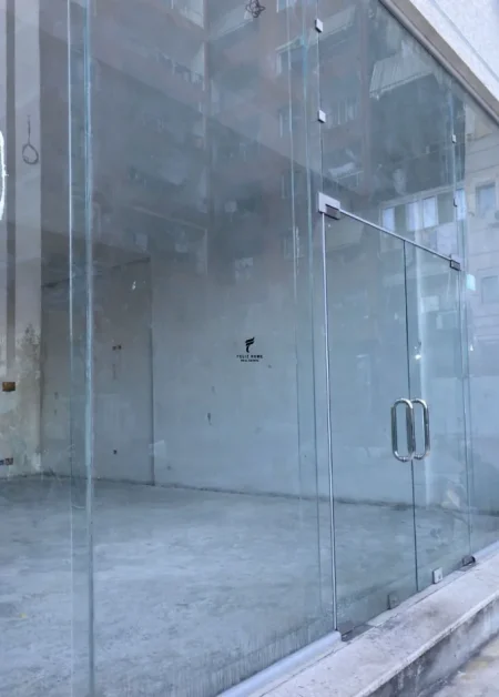 Tirane, jepet me qera dyqan Kati 0, 110 m² 600 € (YZBERISHT)
