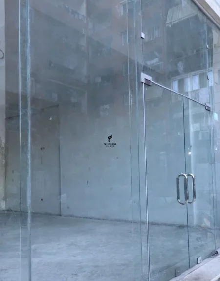 Tirane, jepet me qera dyqan Kati 0, 110 m² 600 € (YZBERISHT)