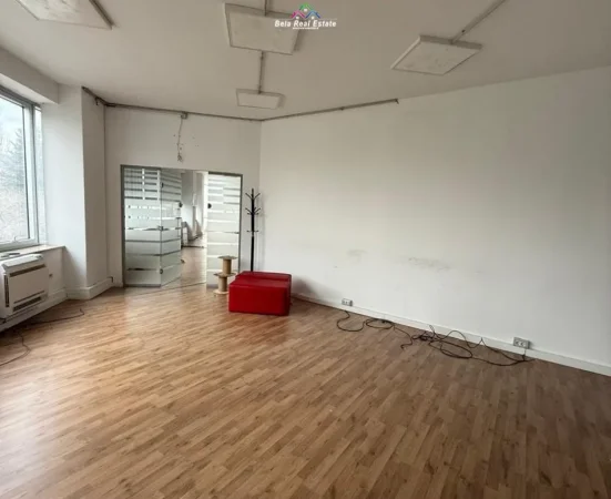 Tirane, jepet me qera zyre Kati 2, 200 m² 3.500 € (Stadiumi dinamo)