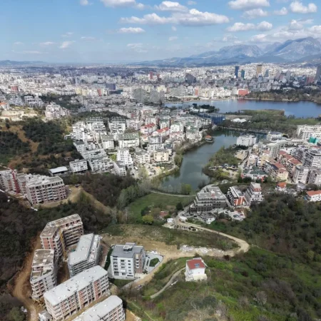 Tirane, shitet apartament 2+1+Ballkon , 144 m² 245.000 € (Liqeni i Thate)