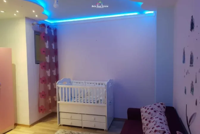 Tirane, jepet me qera apartament 2+1+Ballkon Kati 4, 90 m² 470 € (yzberisht)