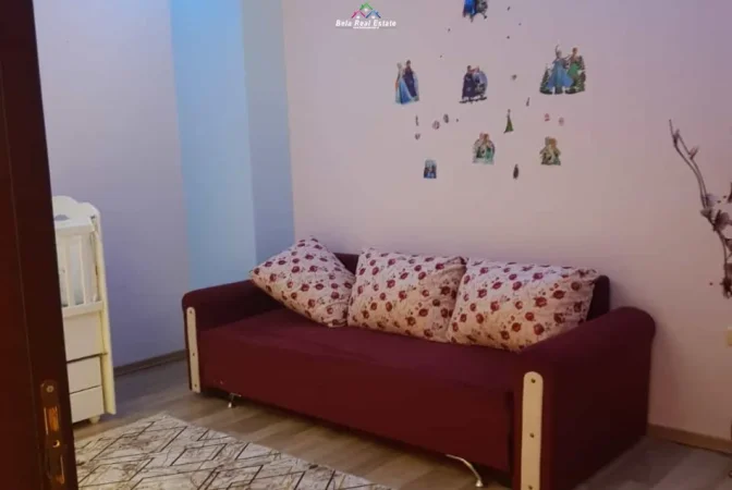 Tirane, jepet me qera apartament 2+1+Ballkon Kati 4, 90 m² 470 € (yzberisht)