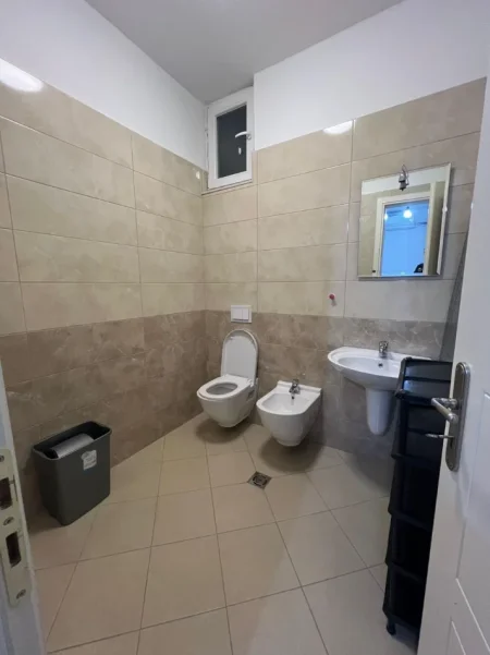Tirane, jepet me qera apartament 2+1+Ballkon Kati 2, 100 m² 650 € 