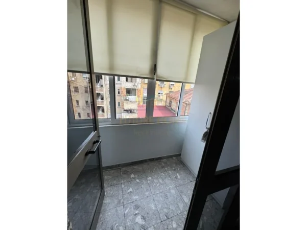 Tirane, jepet me qera apartament 2+1 Kati 5, 85 m² 600 € (Rruga Fortuzi)