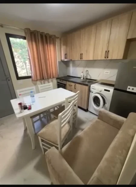 Jepet me qira apartament 1+1, kati 1 i nje vile, 400 € tek QSUT,5 Maji